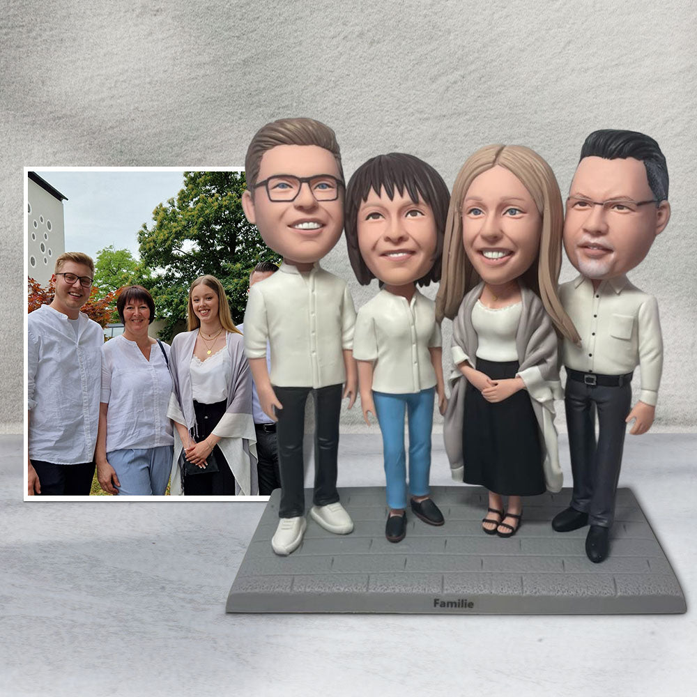 Volledig aanpasbare bobbleheads voor 4 personen van MadeMine, gedetailleerde handgemaakte gepersonaliseerde gezichten en kleding.