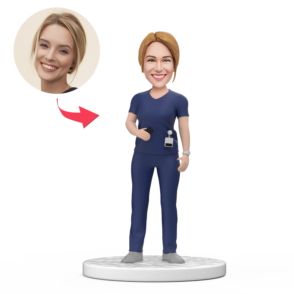 Persoonlijke vrouwelijke dokters-bobblehead in donkerblauwe scrubs met gegraveerde tekst, perfect als gift voor Nationale Doktersdag.