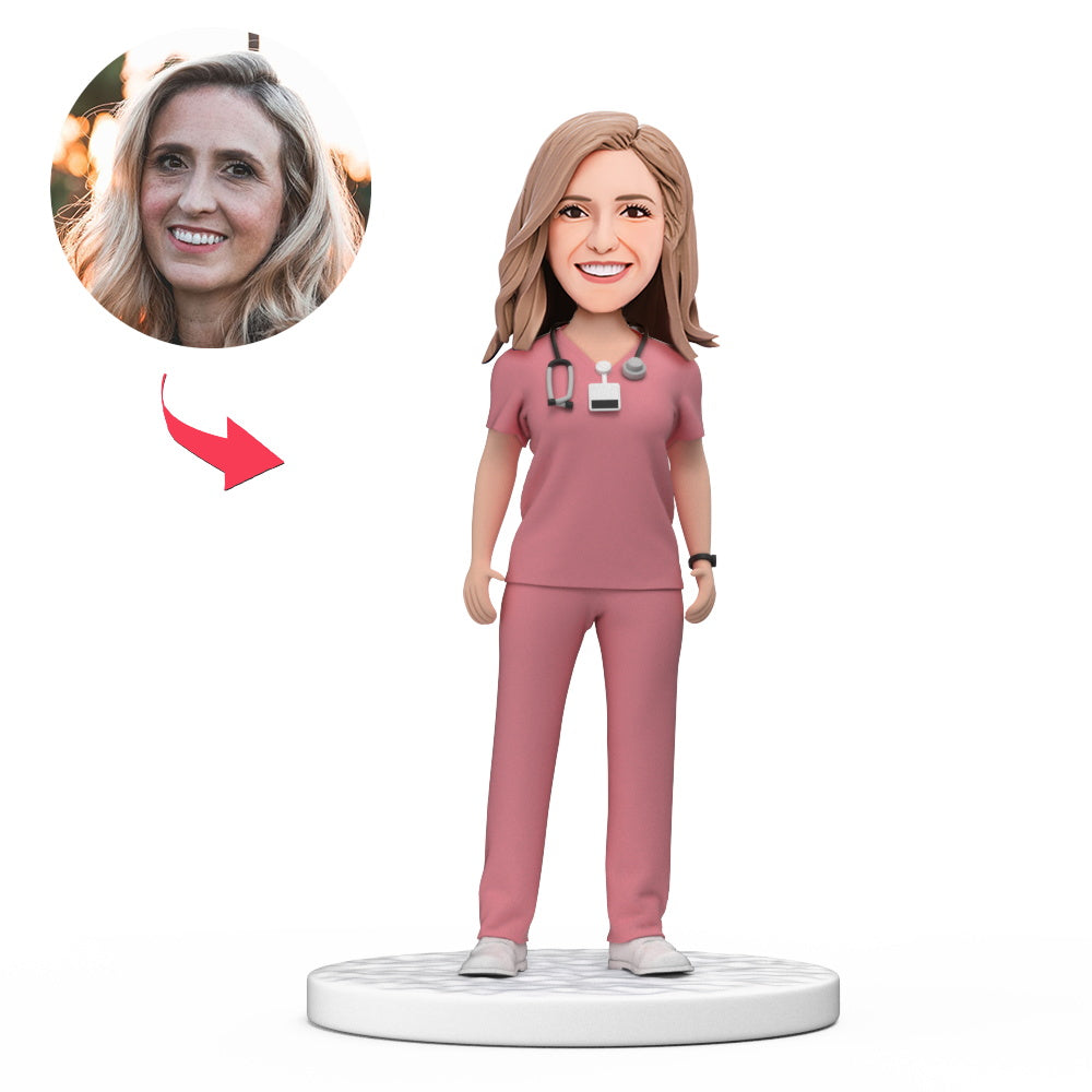 MadeMine vrouwelijke dokters-bobblehead in roze scrubs met gegraveerde tekst, ideaal voor Nationale Dokterendag.