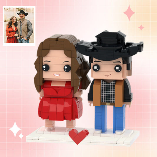 Mini Brick cowboy en cowgirl figuren van MadeMine, gepersonaliseerd als cadeau, op een witte achtergrond.
