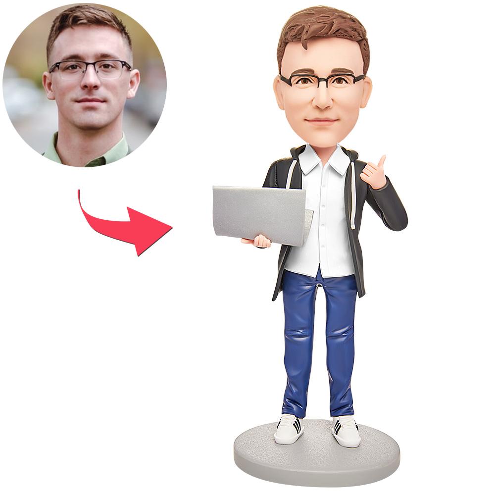Mannelijke softwareontwikkelaar bobblehead met computer, gemaakt door MadeMine, met gegraveerde tekst op de basis.