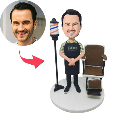 Persoonlijke bobblehead van een barbier met stoel en gegraveerde tekst, gemaakt door MadeMine, als uniek gepersonaliseerd cadeau
