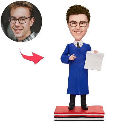 Persoonlijke MadeMine bobblehead met afgestemde tekst ter viering van afstuderen, gedetailleerd en kleurrijk ontworpen.
