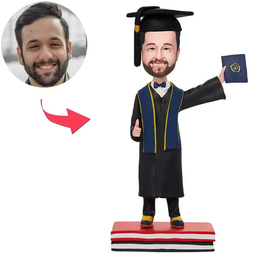 MadeMine diploma bobblehead van afgestudeerde man met gegraveerde tekst, gedetailleerde hoofd- en lichaamskenmerken