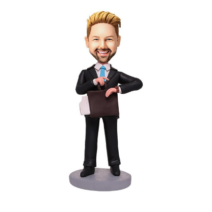 Persoonlijke zakenman bobblehead met klok en gegraveerde tekst, gemaakt door MadeMine, perfect voor gepersonaliseerde cadeaus.