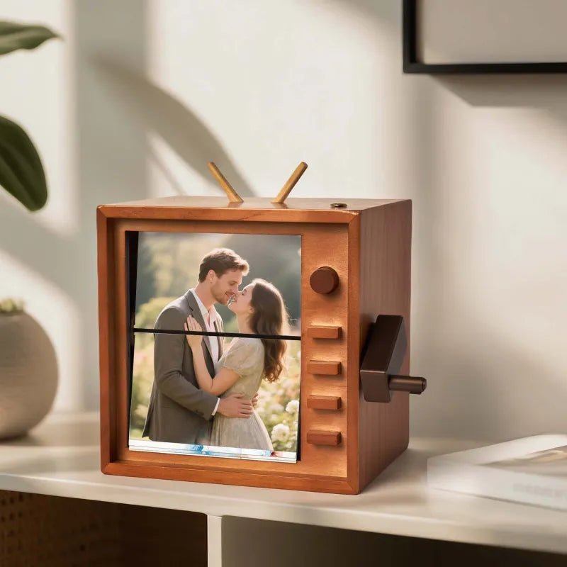 MadeMine large 16×16 cm flipbook frame with hand-crank animation and integrated light, perfect for personalized gift displays.