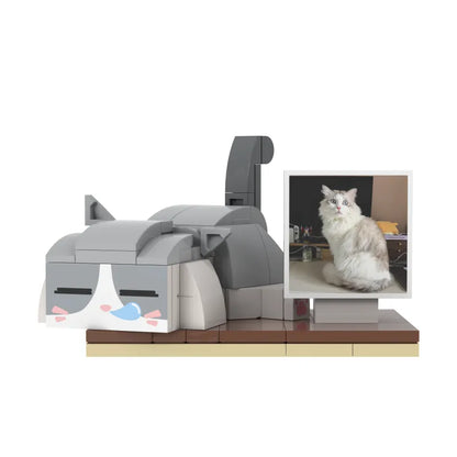 MadeMine kleurrijke huisdier brick figuur van een kat met foto, volledig aanpasbaar en in vaste houding, speelgoed voor dierenliefhebbers.