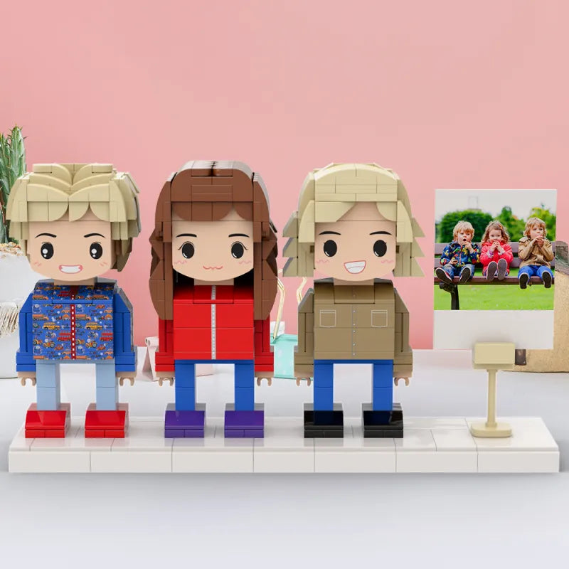 Driepersoonlijke Trio Brick Figure foto lijst van MadeMine met gepersonaliseerde gezichten en een houten frame voor foto's.