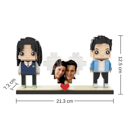 Twee puzzelstukken en een foto puzzel van MadeMine Puzzle Duo Edition met brick figures op een houten tafel.