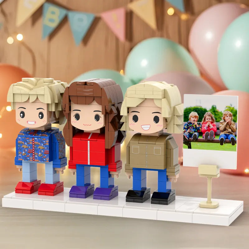 Persoonlijk cadeau: MadeMine Trio Brick fotolijst met drie personenfiguren voor een gepersonaliseerd cadeau.