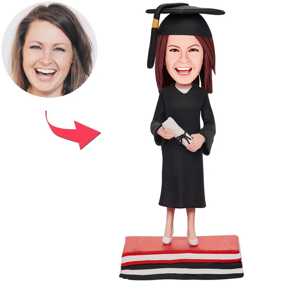 Gepersonaliseerde afstudeergirl bobblehead van MadeMine met gegraveerde tekst, gedetailleerd en levendig voor viering van diploma.