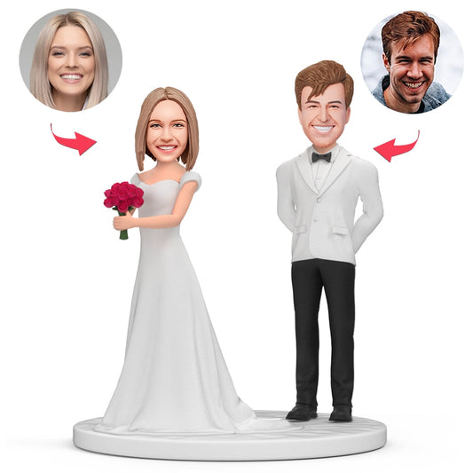Persoonlijke bobblehead van stel met bloemen en ingegraveerde tekst, gemaakt door MadeMine, met gedetailleerde gezichtsuitdrukking.