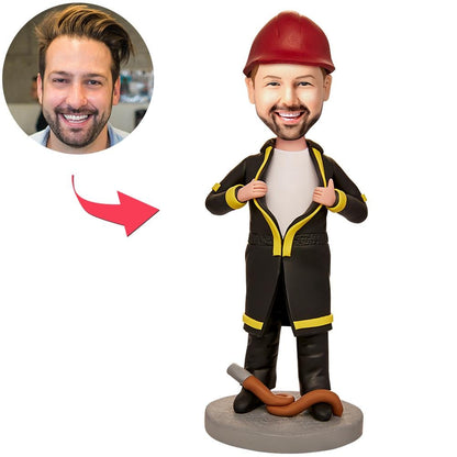 Mannelijke brandweerman bobblehead van MadeMine met gepersonaliseerde gravure, gedetailleerde uitrusting en lachend gezicht.