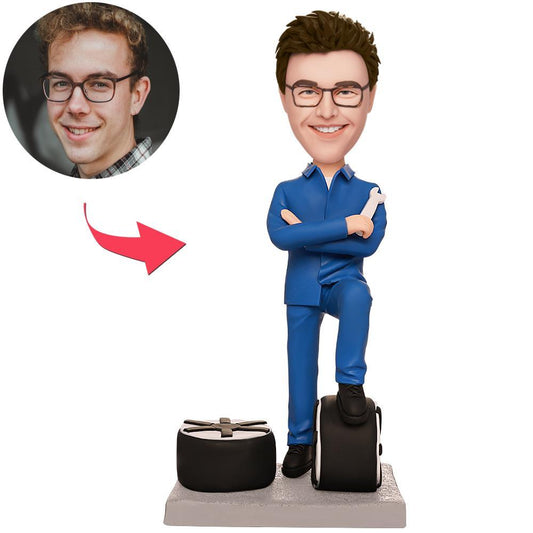 MadeMine auto reparatie poppenkopje met gepersonaliseerde tekst, gedetailleerde bobblehead met auto-reparatie thema op BH1074.jpg