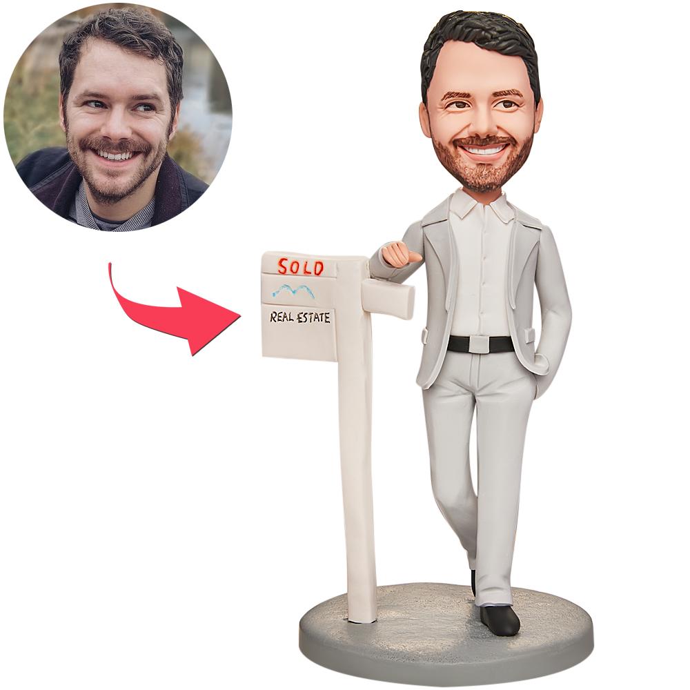 Persoonlijke MadeMine bobblehead van een makelaar met gegraveerde tekst, ideaal als uniek cadeau voor vastgoedprofessionals