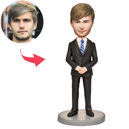 Formele zakelijke bobblehead van een man met gegraveerde tekst, gemaakt door MadeMine, voor gepersonaliseerde geschenken.