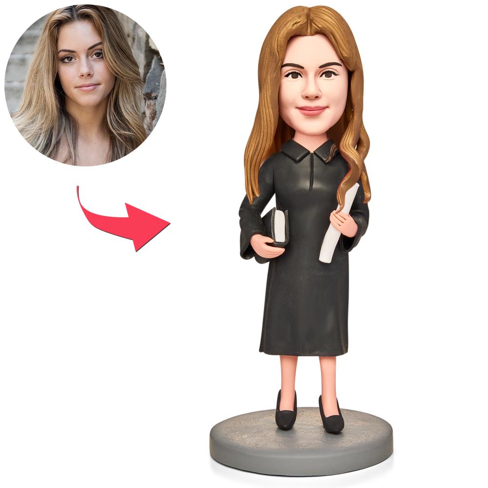 Vrouwelijke professor met certificaat en boek, op maat gemaakte bobblehead van MadeMine, met gegraveerde tekst in haar hand