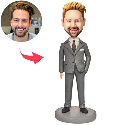 Witte coller business bobblehead van MadeMine met aangepaste inscriptie en gedetailleerde gezichtsuitdrukking, op een witte achtergrond