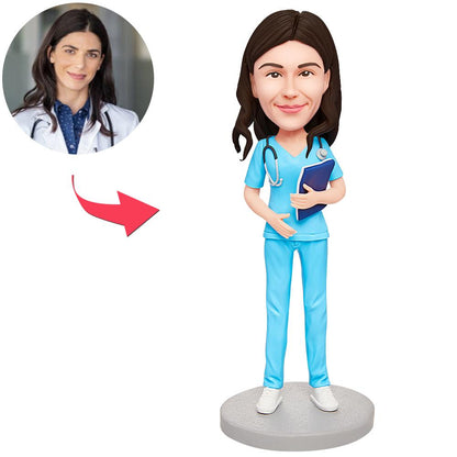 Persoonlijke vrouwelijke verloskundige en gynaecoloog bobblehead met gegraveerde tekst, uniek geschenk van MadeMine.