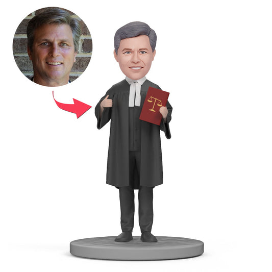 MadeMine bobblehead met zwarte toga, symbool van rechtvaardigheid, met ingegraveerde tekst en gedetailleerd gezichtsuitdrukking