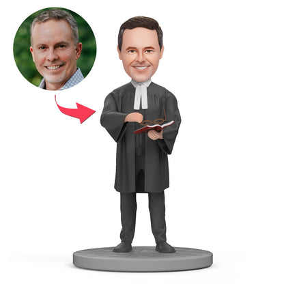 Gelezen advocaat bobblehead van MadeMine met bril en gegraveerde tekst, staand met boek in hand, unieke gepersonaliseerde bobblehead.