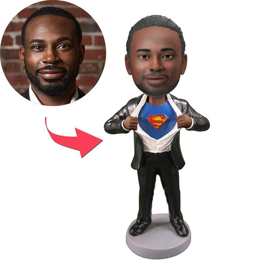 Superman bobblehead in zwart pak met opdruk, gemaakt door MadeMine, handgemaakt en gedetailleerd, op een witte achtergrond