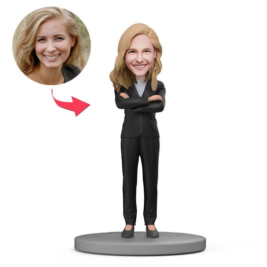 MadeMine Office Lady bobblehead met gegraveerde tekst, gedetailleerd en kleurrijk, geschikt als uniek cadeau of bureaubeeld.