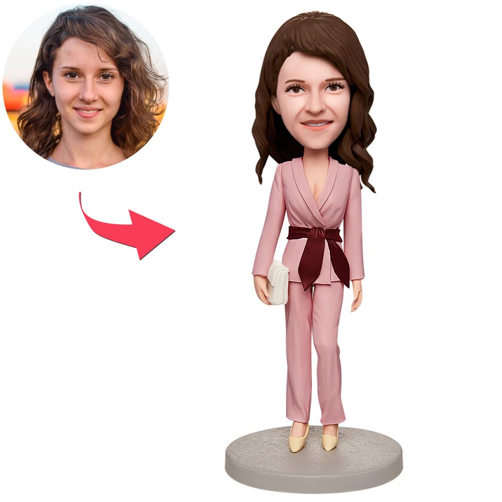Roze kantoorbobbelkop met ingegraveerde tekst, gemaakt door MadeMine, voor een kantooroutfit en vrouwelijke uitstraling.