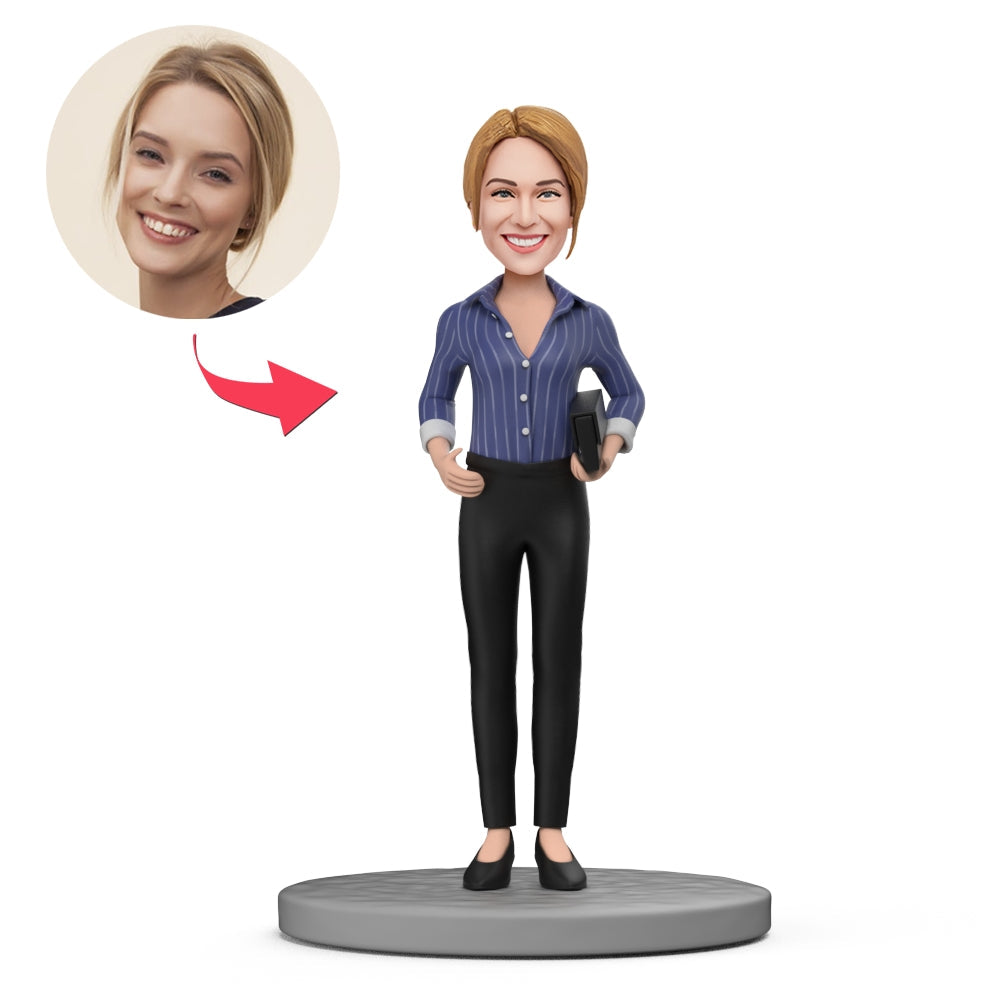 Blauwe shirt en zwarte broek bobblehead van MadeMine met gegraveerde tekst, gedetailleerd en levendig weergegeven in de afbeelding