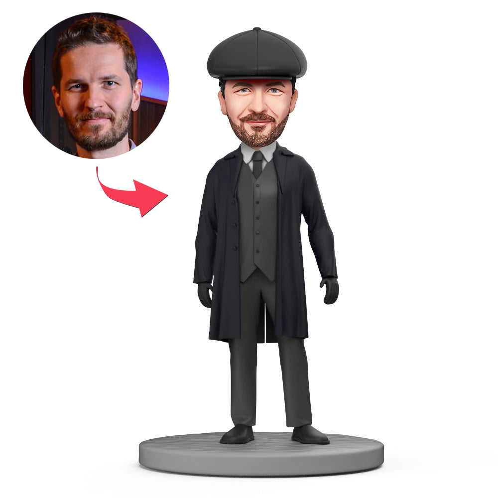 Zwart Shelby bobblehead van MadeMine met gegraveerde tekst, gedetailleerde kop en kleding, op een neutrale achtergrond.