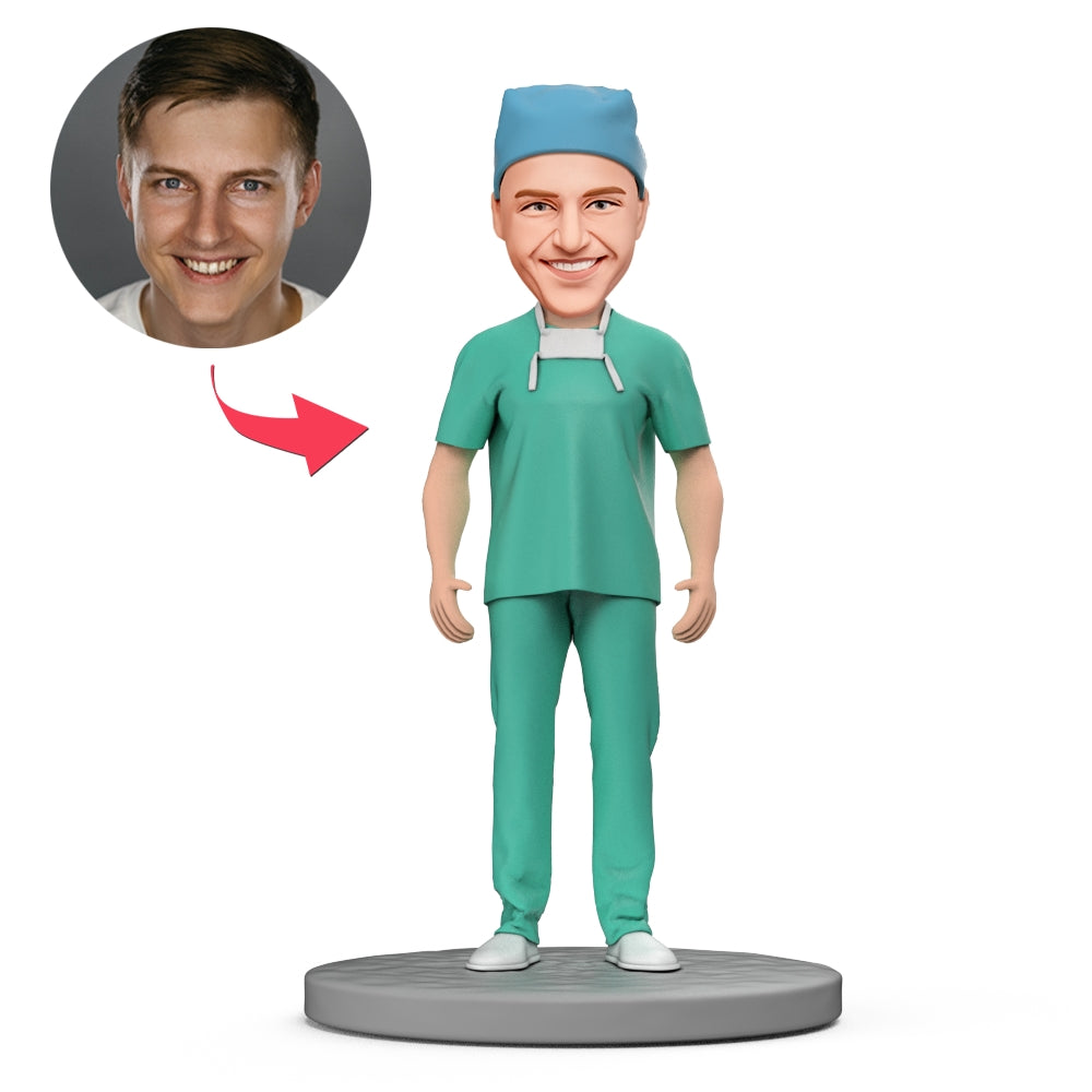 Anesthesioloog in blauwe scrubs bobblehead met gegraveerde tekst, gepersonaliseerd gemaakt door MadeMine.