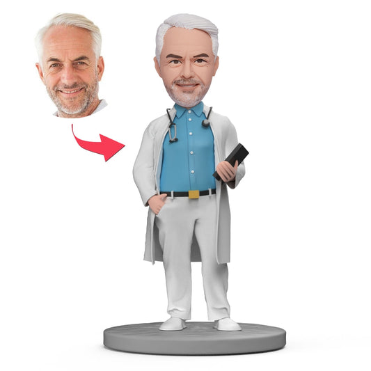 Persoonlijke medisch arts bobblehead met gegraveerde tekst, gemaakt door MadeMine, geschikt als gepersonaliseerd cadeau.