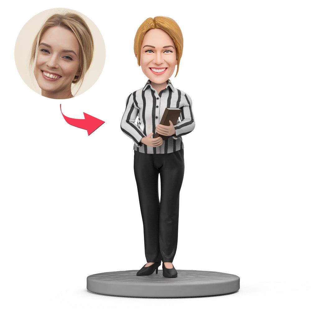 Vrouwelijke lerares in gestreepte blouse met gepersonaliseerde bobblehead en gegraveerde tekst, gemaakt door MadeMine.
