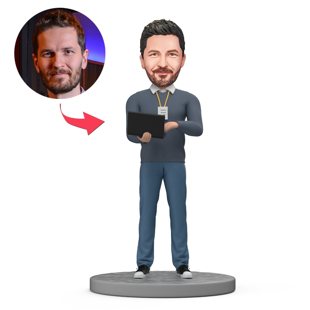 Gepersonaliseerde Bobblehead software engineer met laptop en badge, gemaakt door MadeMine, gedetailleerde handgemaakte beeldfiguur