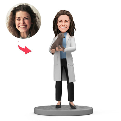 Vrouwelijke dierenarts met huisdier in haar armen, gepersonaliseerde MadeMine bobblehead op een witte achtergrond
