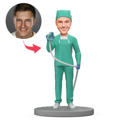 Gepersonaliseerde bobblehead van een anesthesist die een gezichtsmasker vasthoudt, gemaakt door MadeMine.