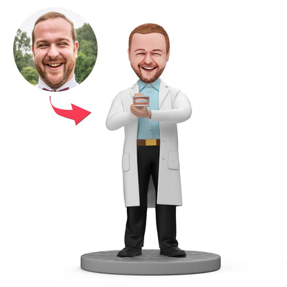 Gepersonaliseerde dokter bobblehead van MadeMine, tandarts met tand in de hand, gedetailleerde gezichtsexpressie en witte praktijkkleding