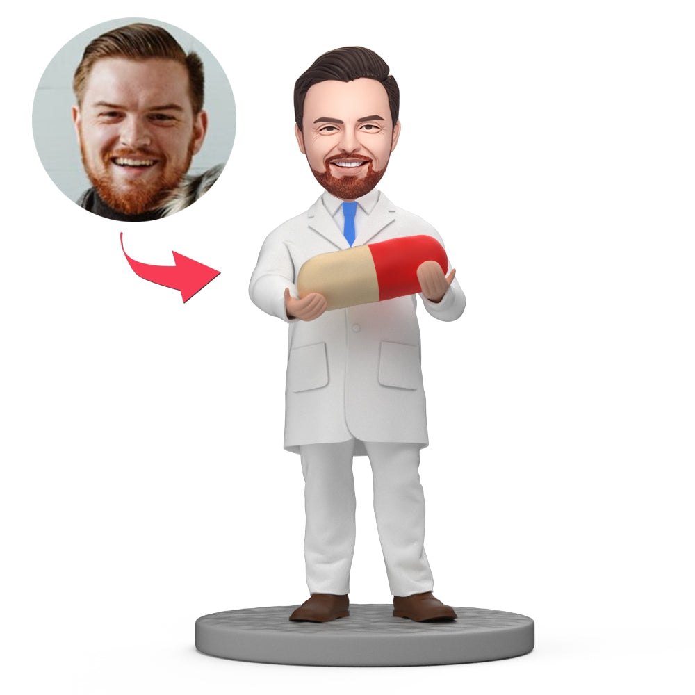 Mannelijke apotheker bobblehead van MadeMine met pillendoos, gedetailleerde gezicht en bewegende hoofd, op witte achtergrond.