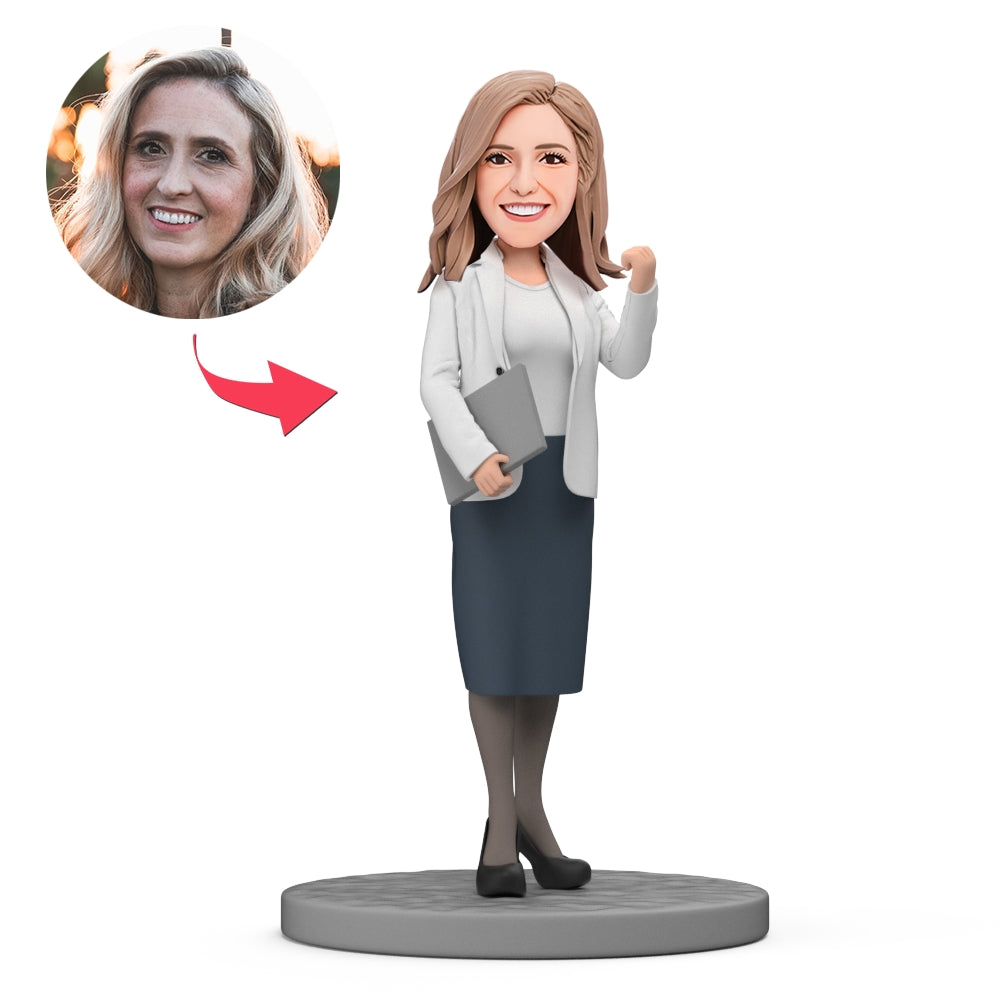 Gepersonaliseerde businessvrouw bobblehead van MadeMine met documenten in haar handen, gedetailleerd en kleurrijk.