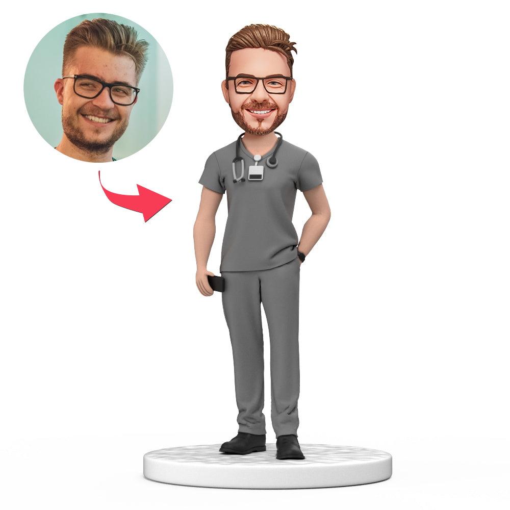 Mannelijke dokter bobblehead in grijze scrubs van MadeMine met gegraveerde tekst, perfect als gift voor Nationale Doktersdag