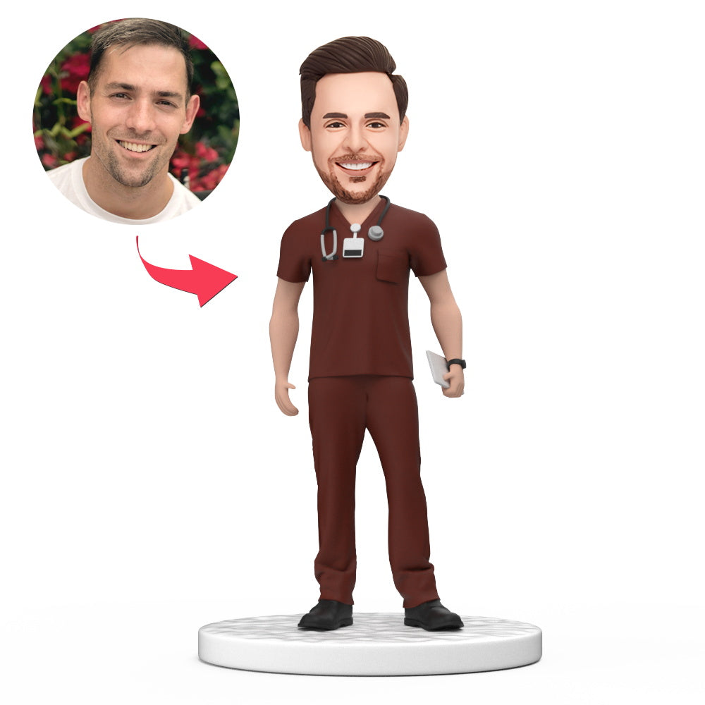 Persoonlijke mannelijke dokter bobblehead in rode scrubs met gegraveerde tekst, gemaakt door MadeMine voor Nationale Doktersdag.