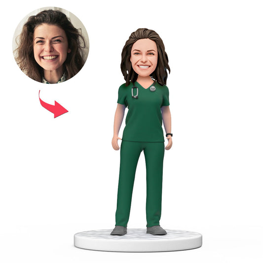 Persoonlijke vrouwelijke dokter bobblehead in groene scrubs met gegraveerde tekst, gemaakt door MadeMine, perfect voor nationale doktersdag