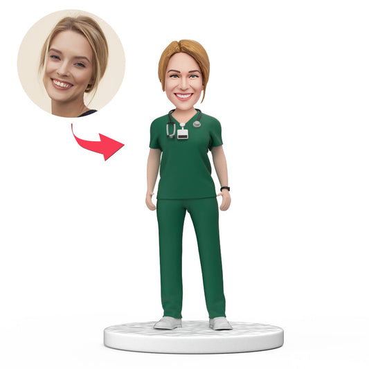 Gevormde vrouwelijke arts bobblehead in groene scrubs met gegraveerde tekst, ideaal als cadeau voor Nationale Doktersdag.
