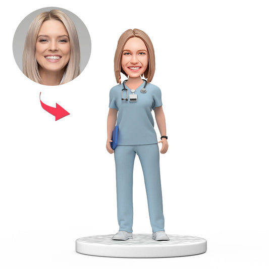 Persoonlijke vrouwelijke dokter bobblehead in lichtblauwe scrubs met gegraveerde tekst, gemaakt door MadeMine, voor Nationale Doktersdag.