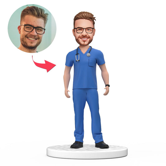 Persoonlijke mannelijke dokter bobblehead in blauwe scrubs met gegraveerde tekst, geschikt als cadeau voor nationale doktersdag
