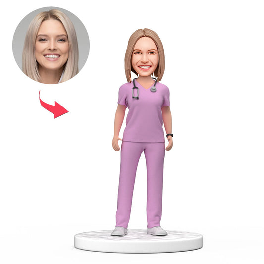 Persoonlijke vrouwelijke dokter bobblehead in paarse scrubs met gegraveerde tekst, perfect als cadeau voor Nationale Doktersdag.