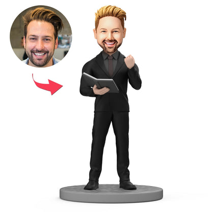 Gepersonaliseerde MadeMine bobblehead van wedding host met gegraveerde tekst, lachend en gekleed in feestkleding.