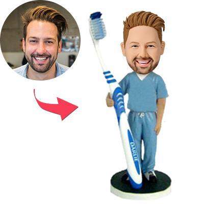 Persoonlijke mannelijke tandarts bobblehead met tandenborstel en gegraveerde tekst, gemaakt door MadeMine, uniek geschenk