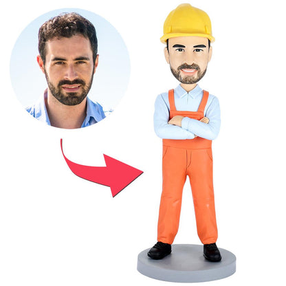 Gedetailleerde bouwvakker bobblehead van MadeMine met gravure, geschikt als unieke bouwgerelateerde decoratie of cadeau.