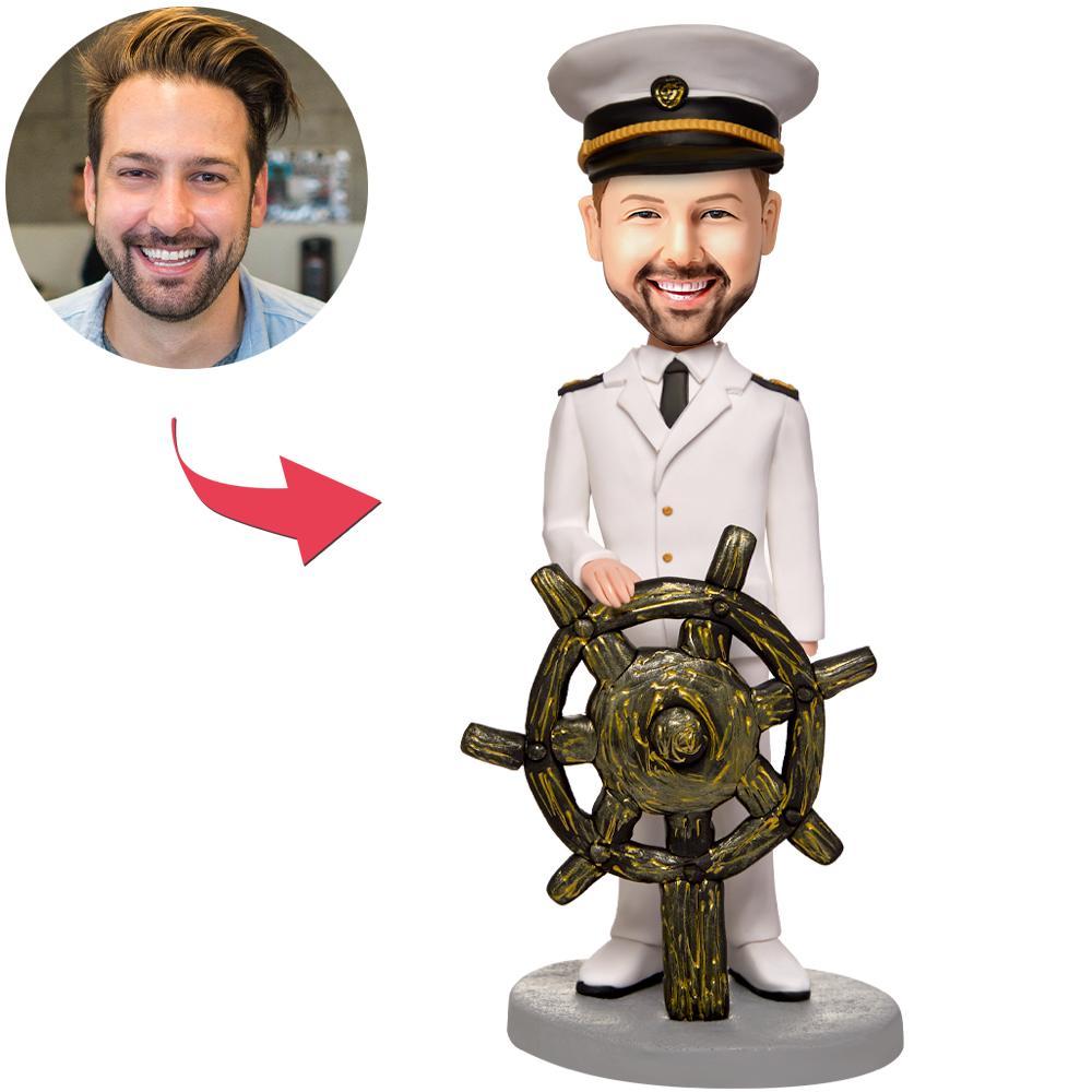Gepersonaliseerde bobblehead van de kapitein met roer, gemaakt door MadeMine, met ingegraveerde tekst, gedetailleerd en levendig.